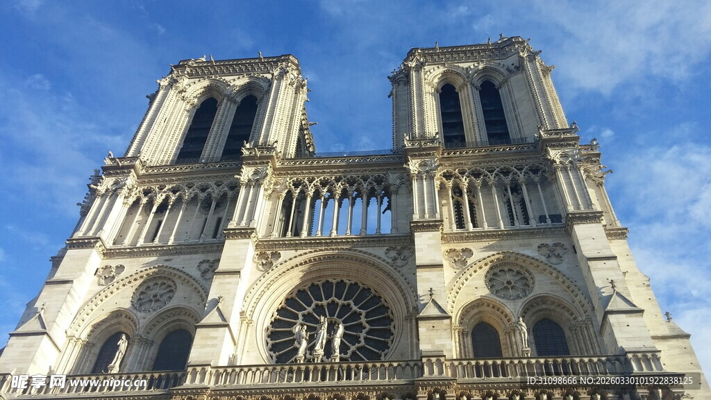 巴黎圣母院宏伟外观