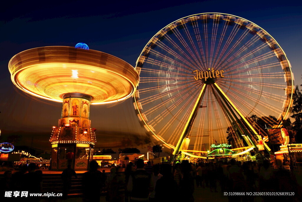 夜晚璀璨的摩天轮与旋转木马