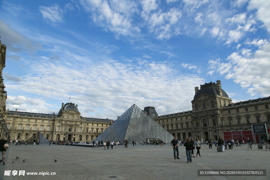 卢浮宫广场与玻璃金字塔