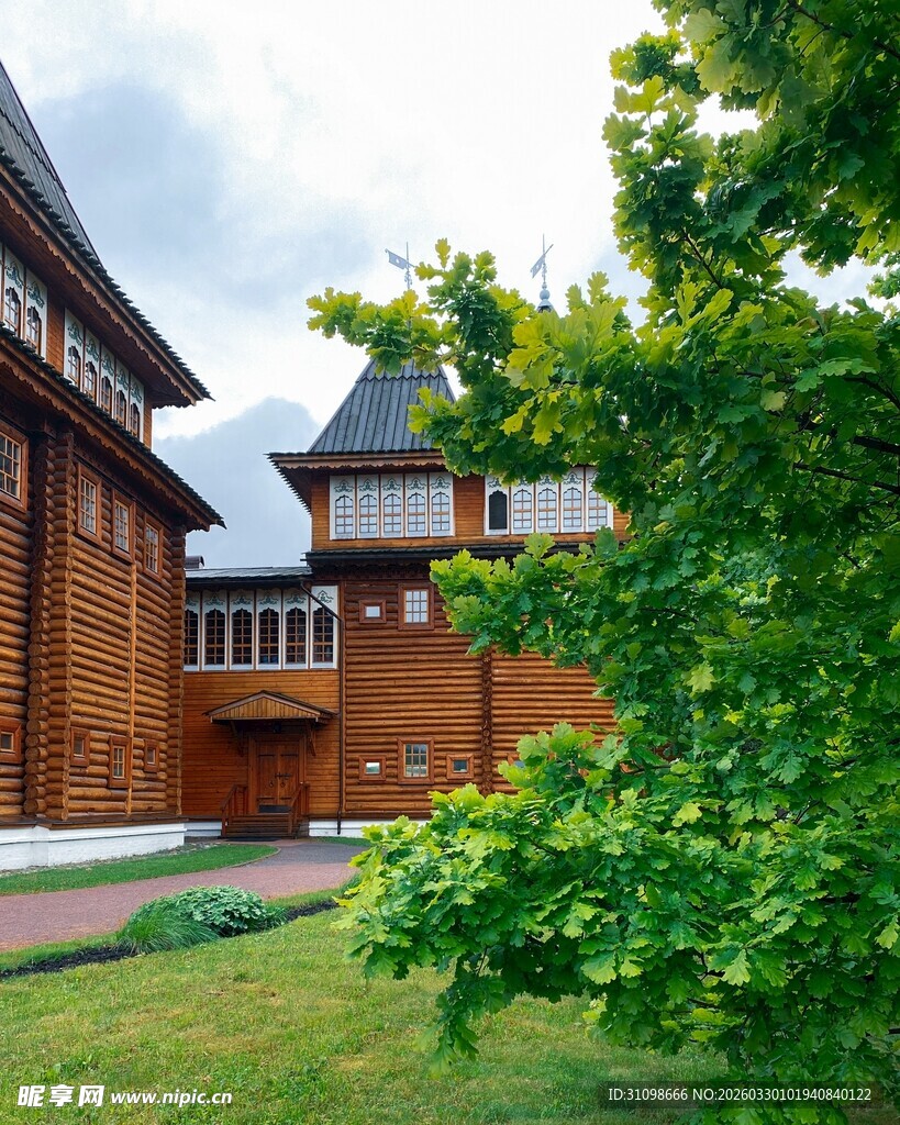 木质建筑旁的绿意景致