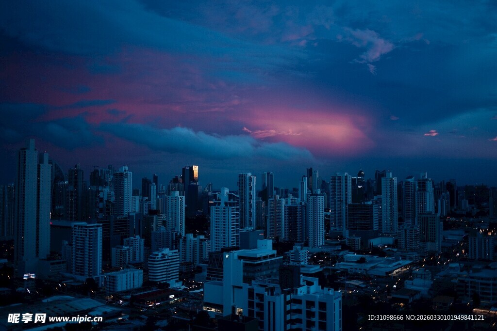 夜幕下的城市天际线