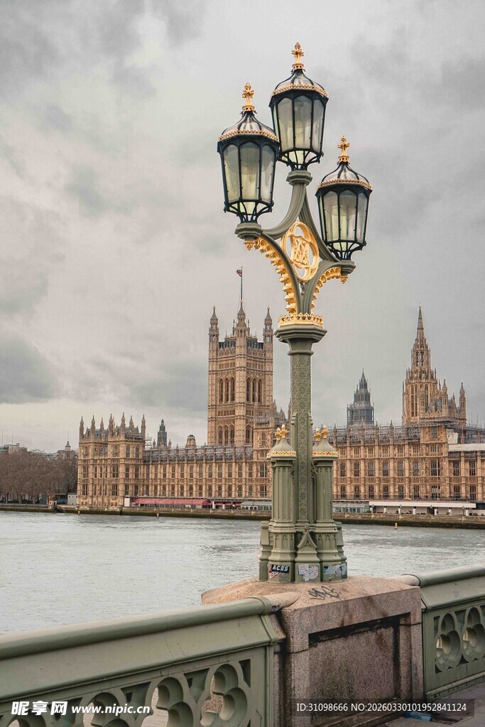 伦敦河畔古典路灯与建筑
