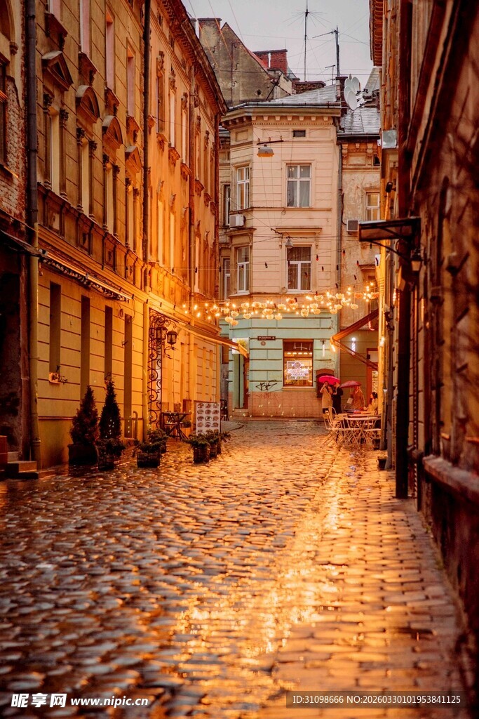 夕阳下的古老鹅卵石街道