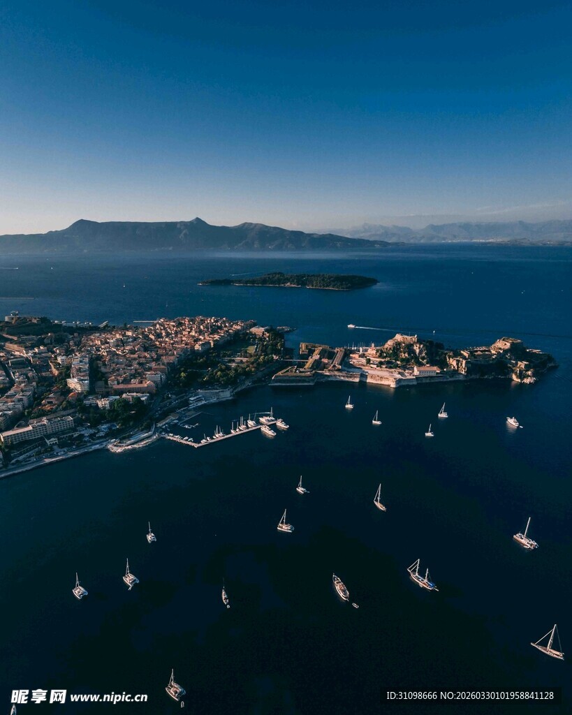 海上城市风光与帆船景致