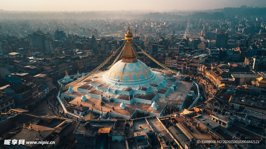 城市中的独特圆顶建筑