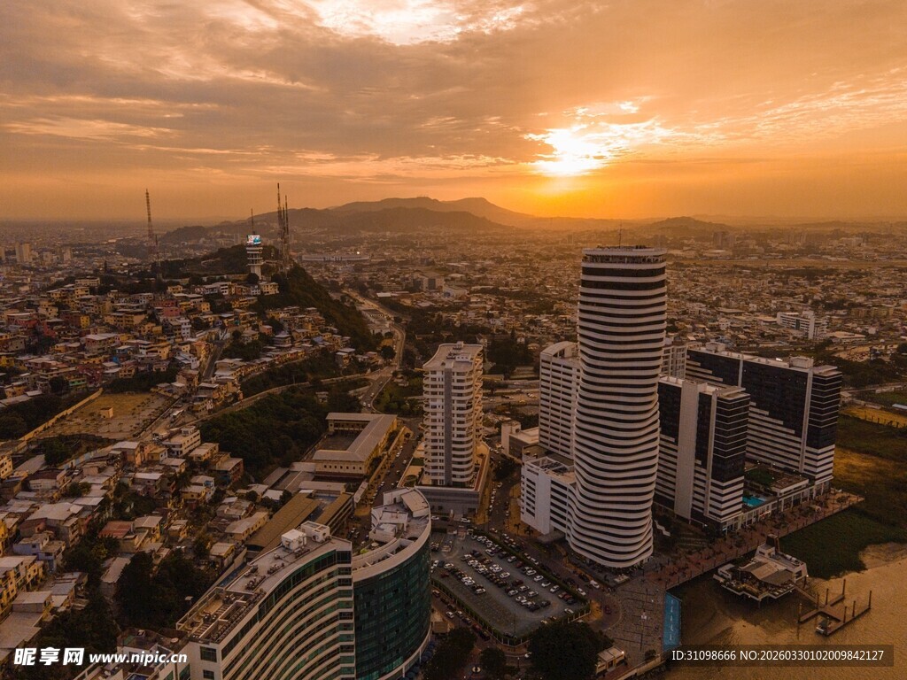 夜幕下的城市与高悬明月