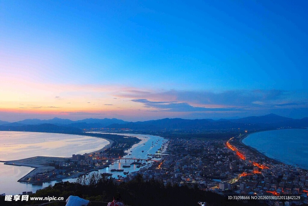 城市湖畔绚丽黄昏美景