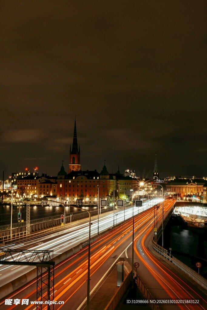 城市夜景中的车流与建筑