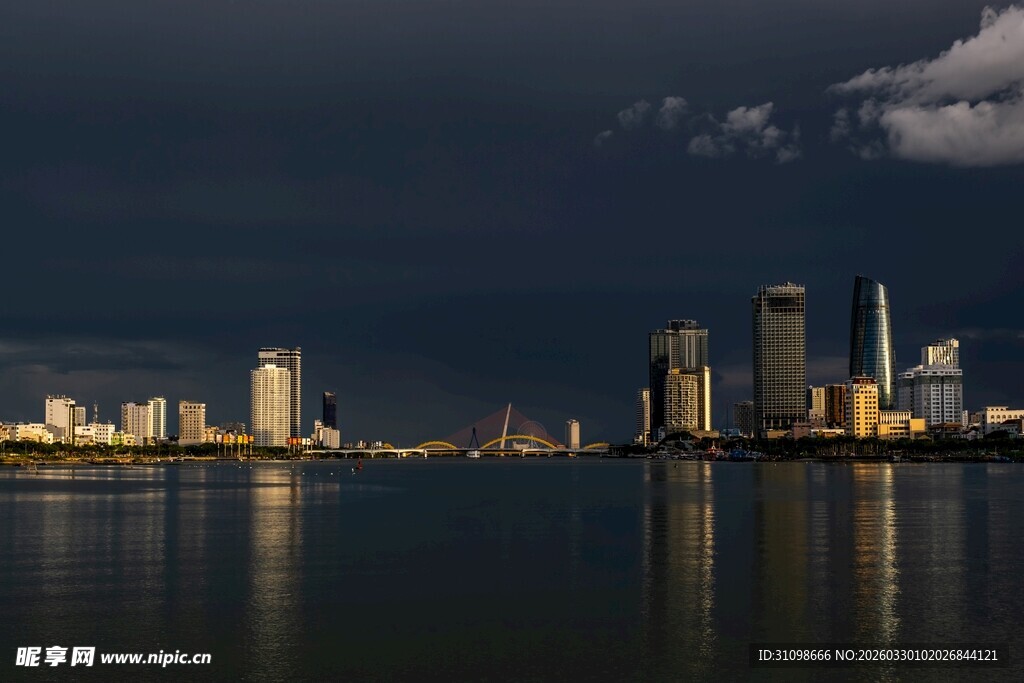 夜幕下的城市滨水风光