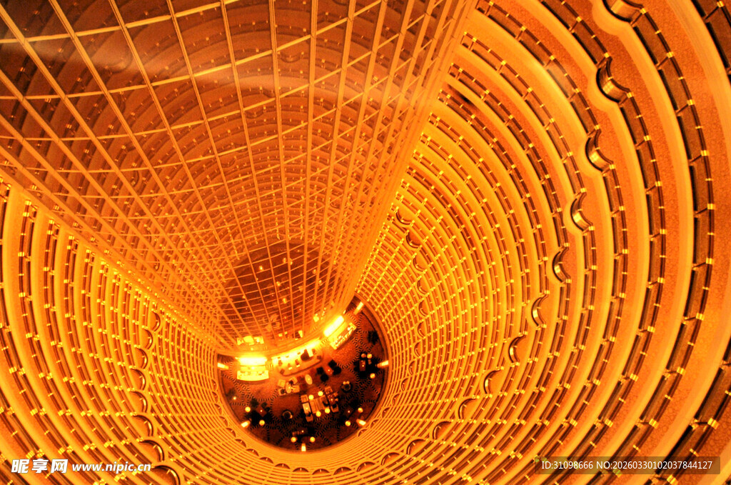 金色隧道内的璀璨光芒