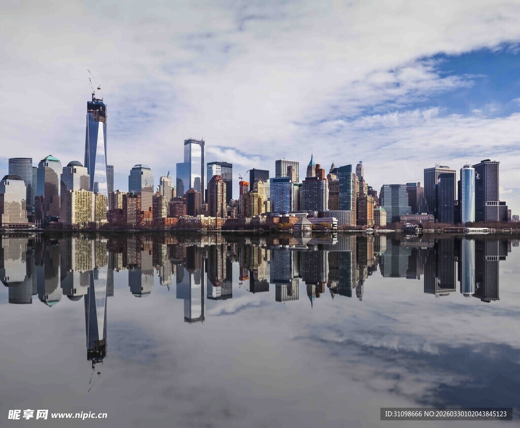 城市天际线与水面倒影景观