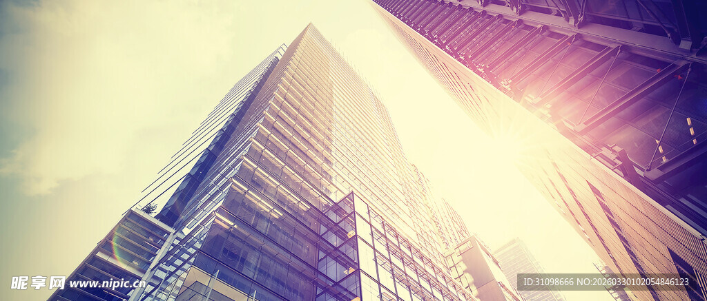 阳光照耀下的摩天大楼