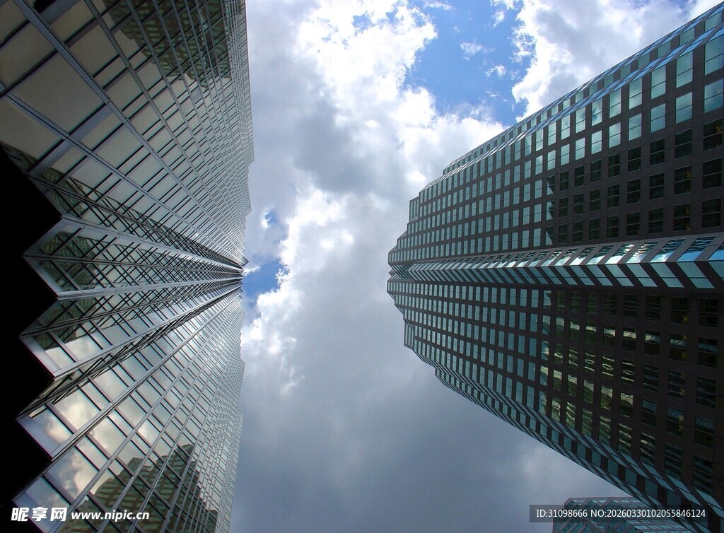 仰望都市摩天大楼