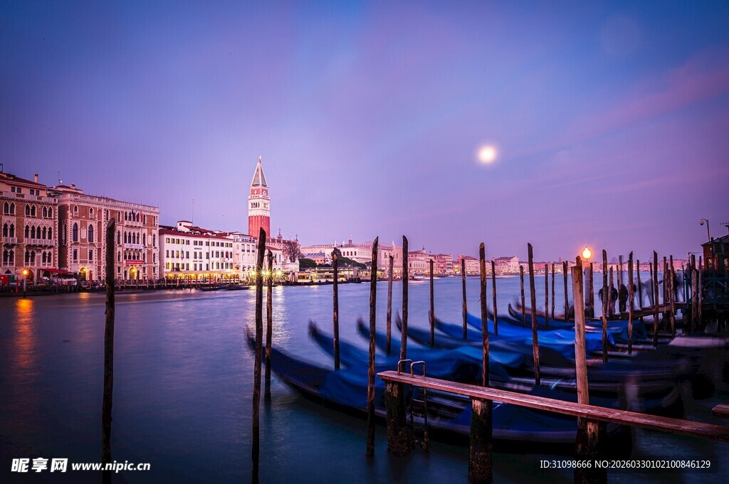 威尼斯河畔的黄昏美景