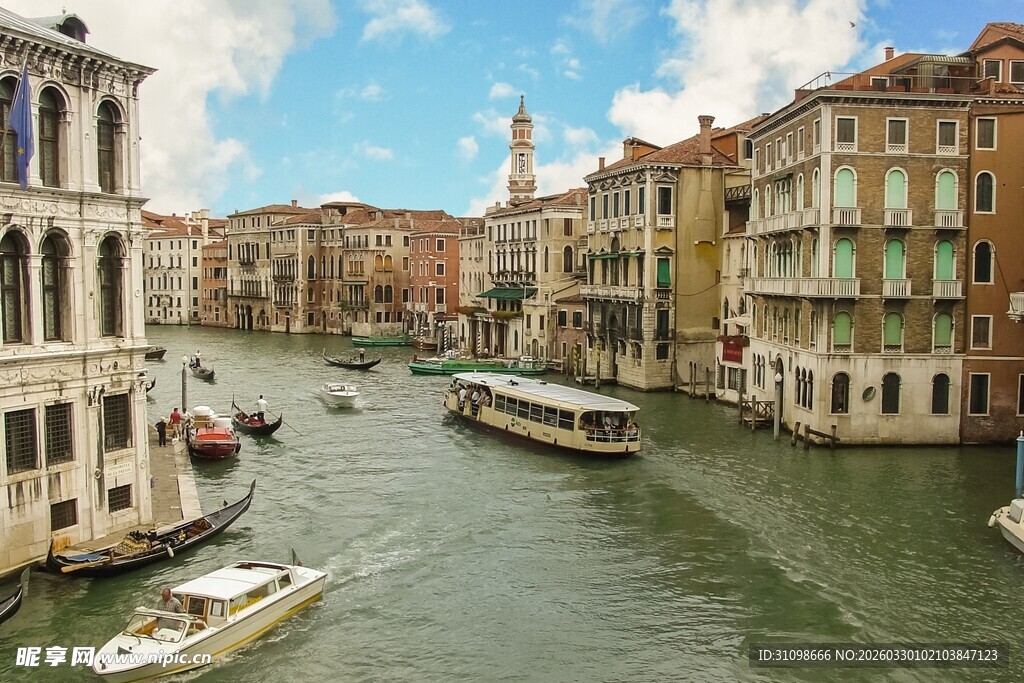 威尼斯水道上的船只与建筑