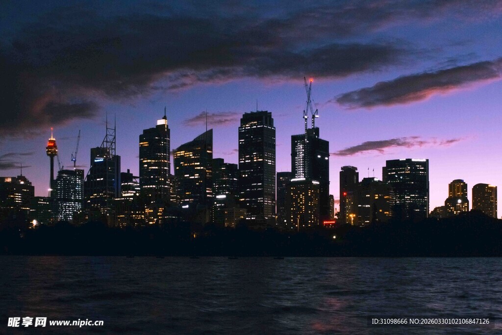 夜幕下的繁华都市天际线