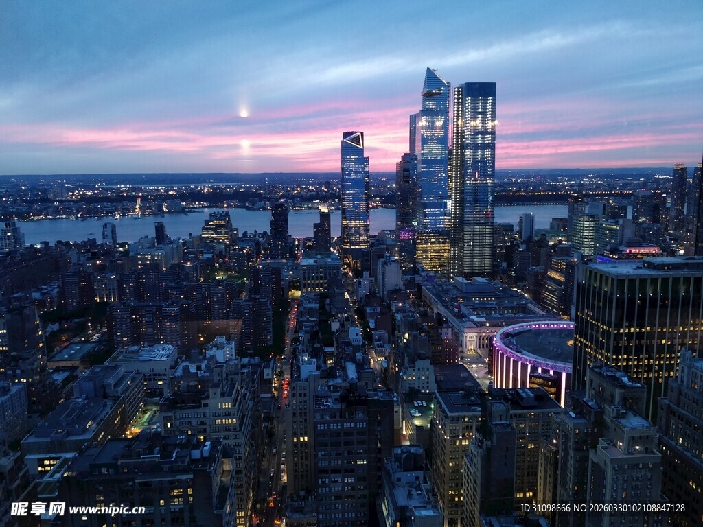 城市天际线的黄昏美景