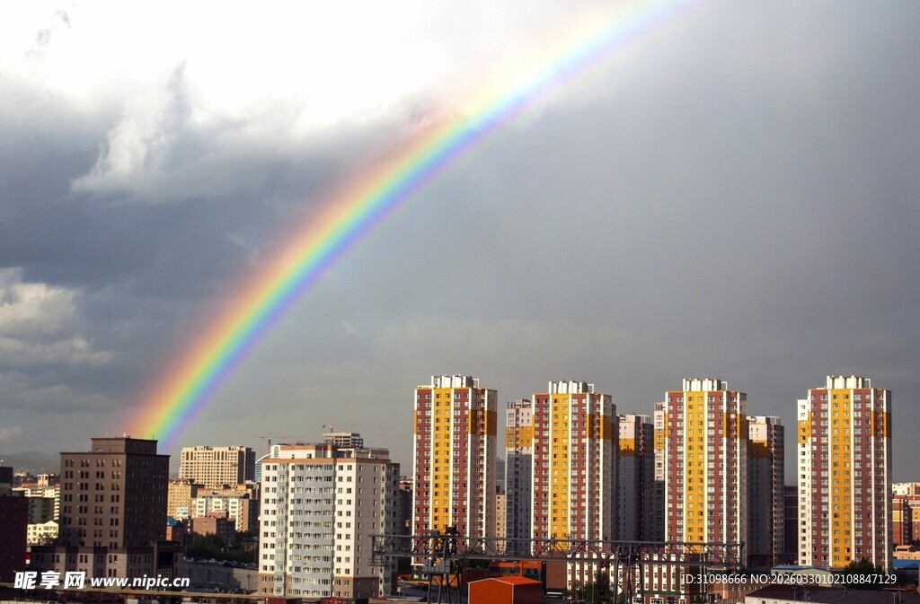 城市上空的绚丽彩虹
