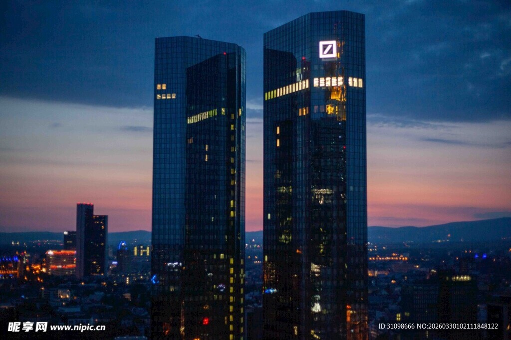 夜幕下的双子摩天大楼