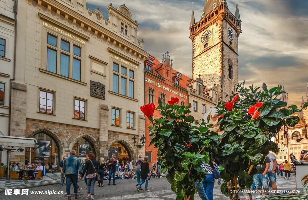 欧洲城市街头的热闹景象