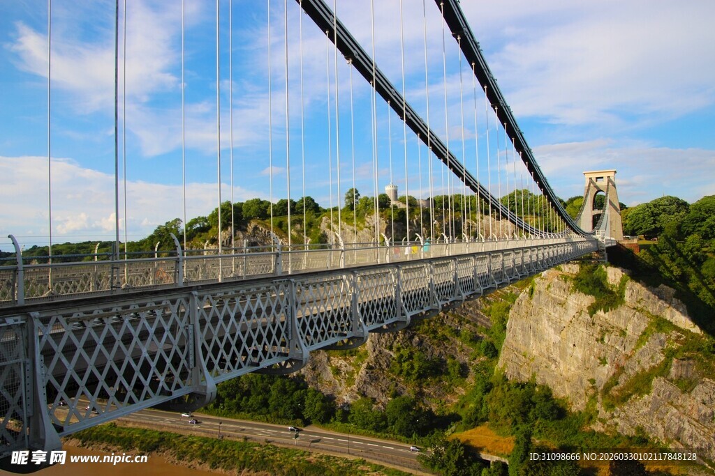 壮观悬索桥横跨山谷