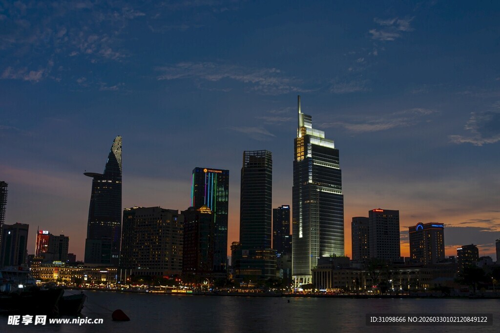 夜幕下的繁华都市天际线