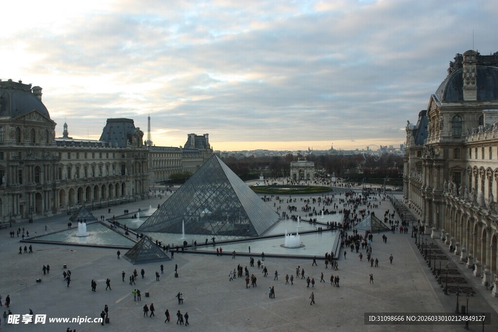 卢浮宫广场的热闹景象