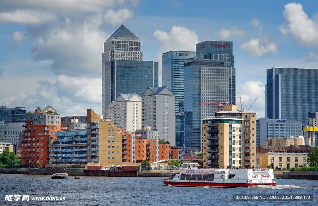 河畔都市高楼与游船景观