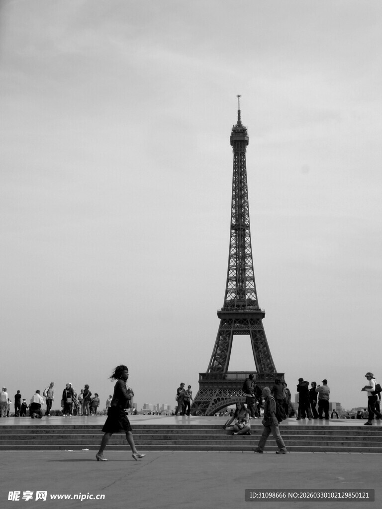 埃菲尔铁塔下的行人景象