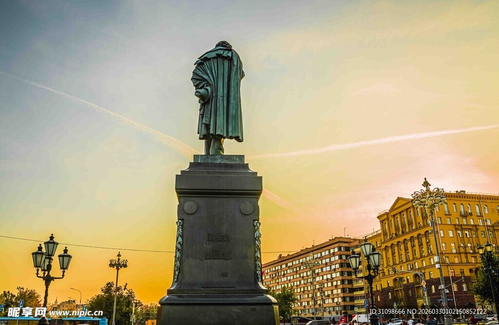 夕阳下的城市雕像景观