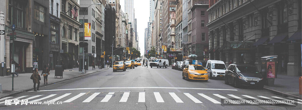 城市街道中的车辆与建筑