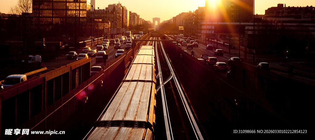 夕阳下的铁轨景象