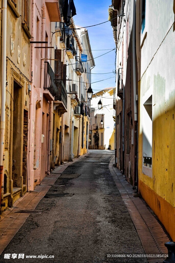 狭窄古朴的欧式小巷