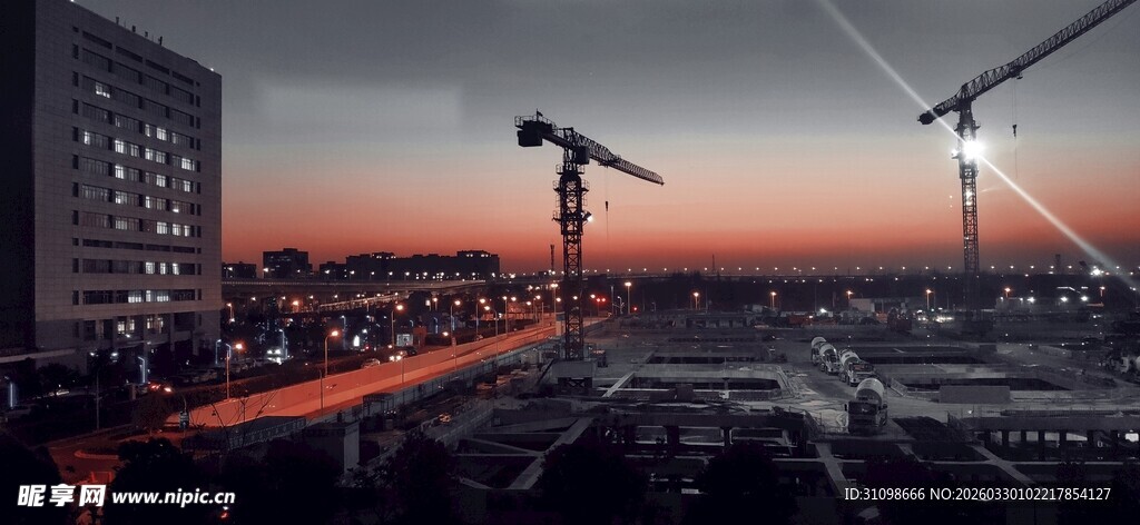 黄昏下的城市建筑工地