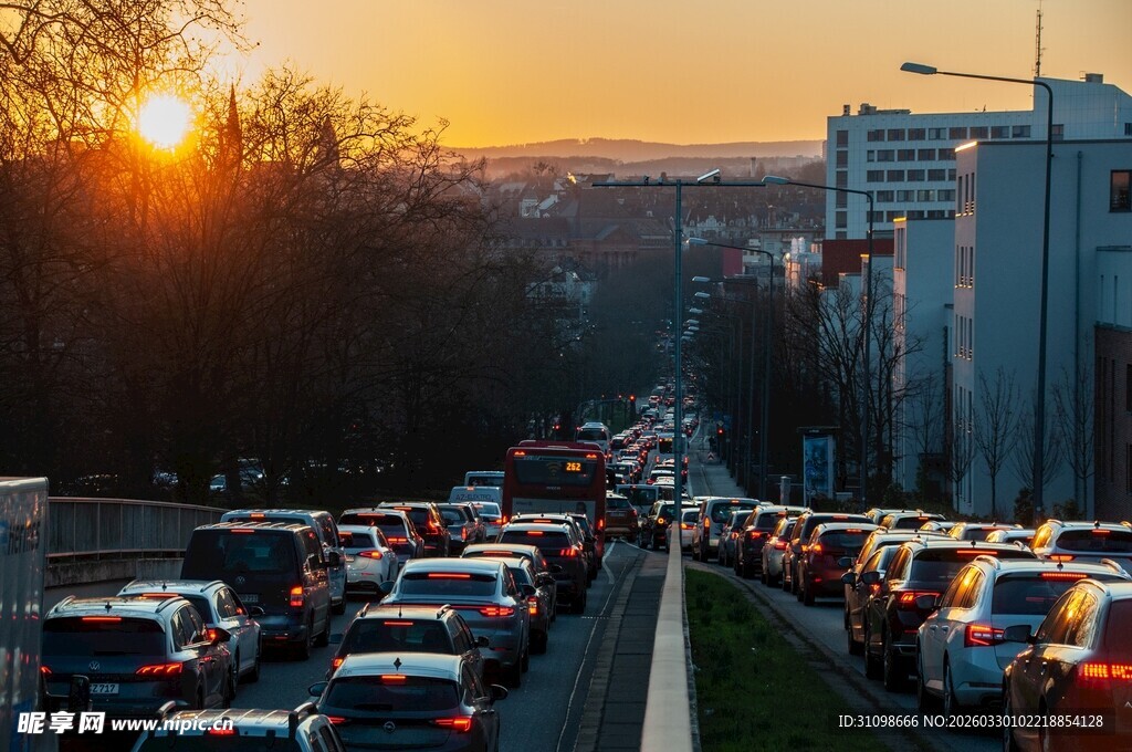 夕阳下城市道路拥堵景象