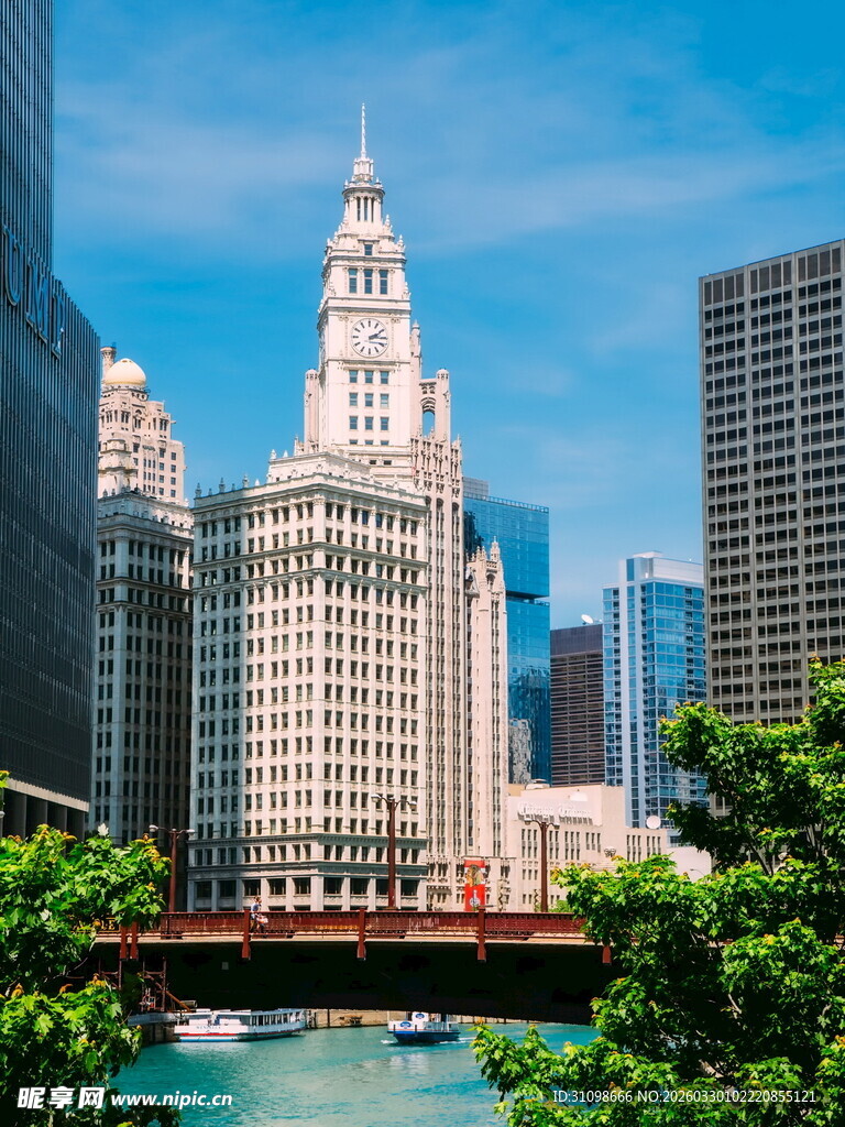 芝加哥河畔的宏伟建筑