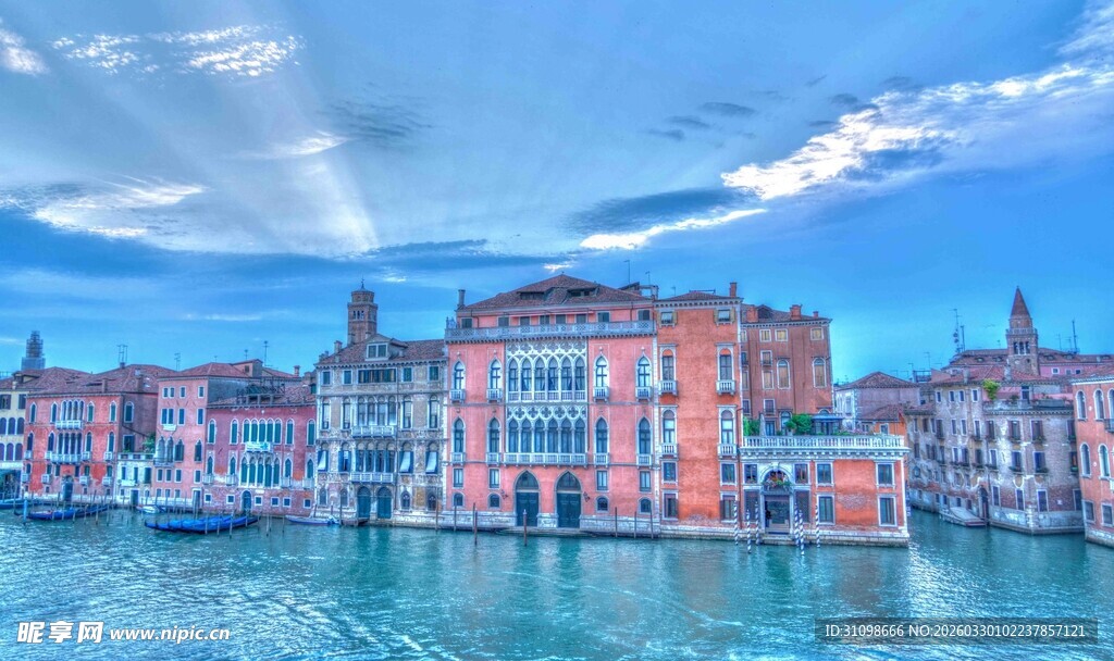 威尼斯河畔多彩建筑风景