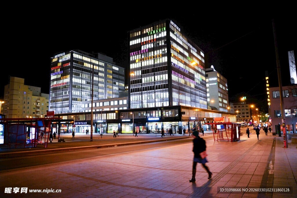城市夜景下的行人漫步
