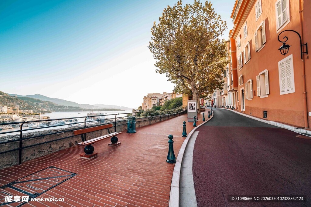 海滨街道旁的休闲景致