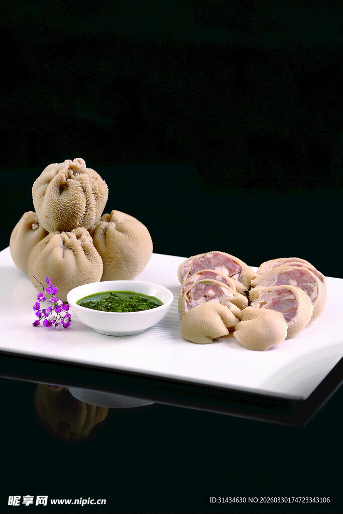 特色面点搭配蘸料与小花