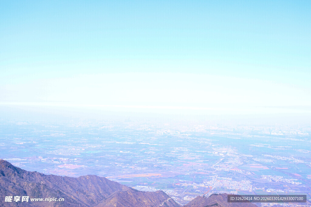俯瞰壮丽山脉与广阔天际