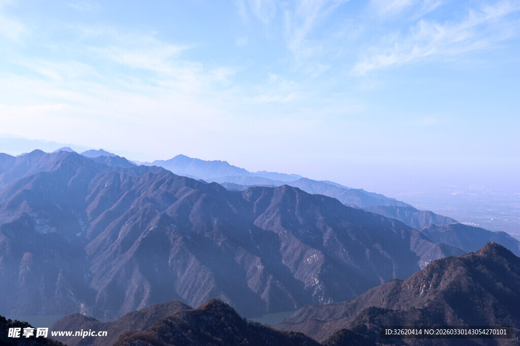 壮丽群山与蓝天美景