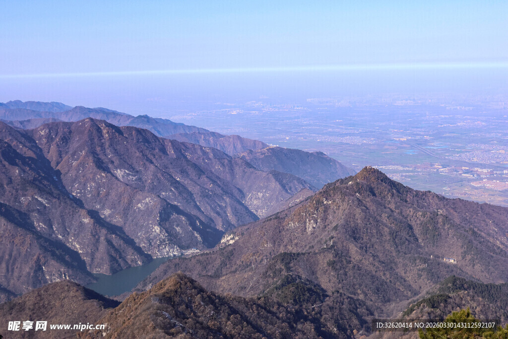 壮丽山景俯瞰广袤大地