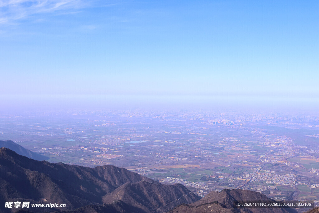 高山俯瞰广袤大地景观