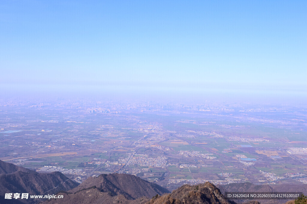 高山俯瞰广袤大地景观