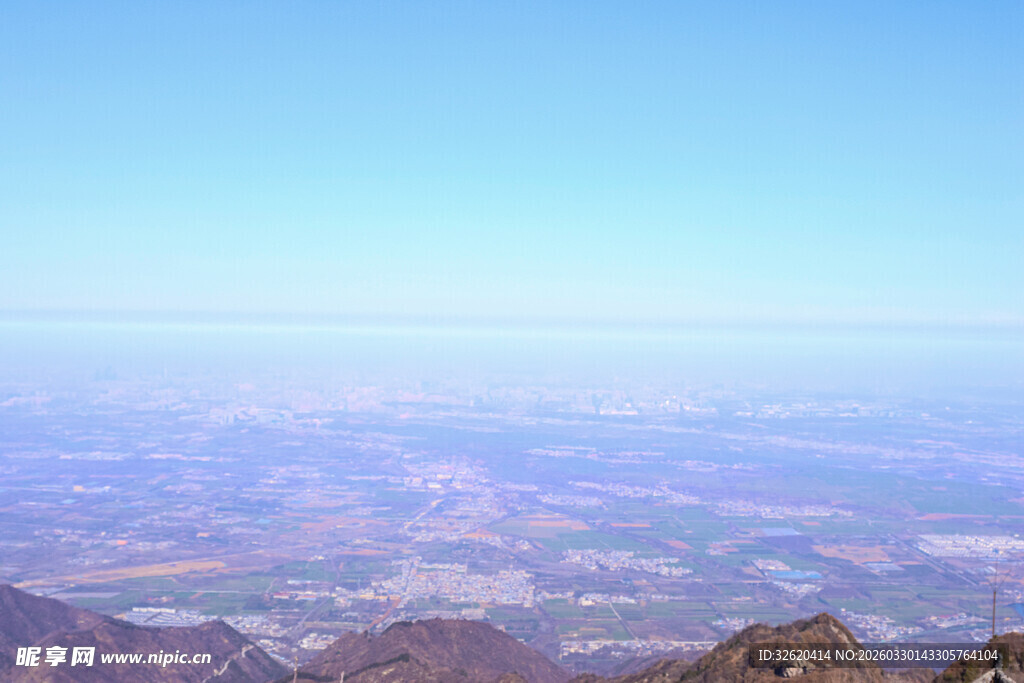 俯瞰壮丽山川景色