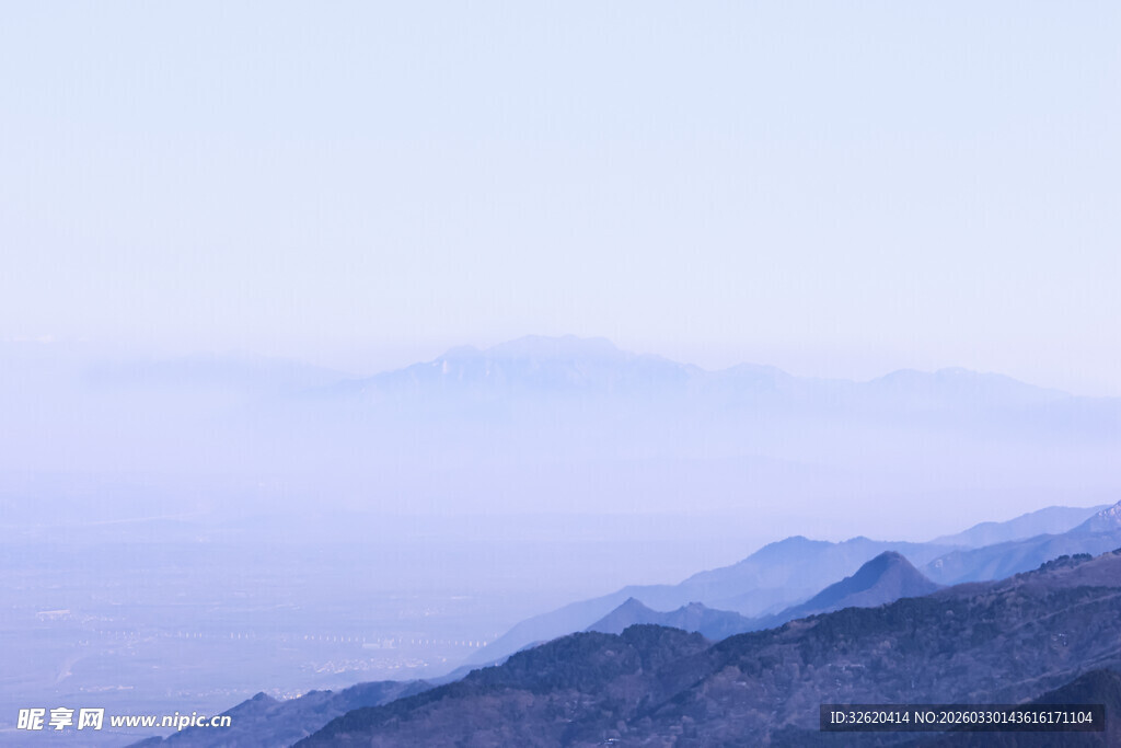 雾霭中的连绵山脉