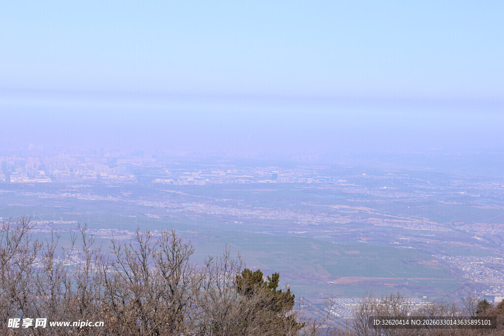 山顶远眺广阔平原景色
