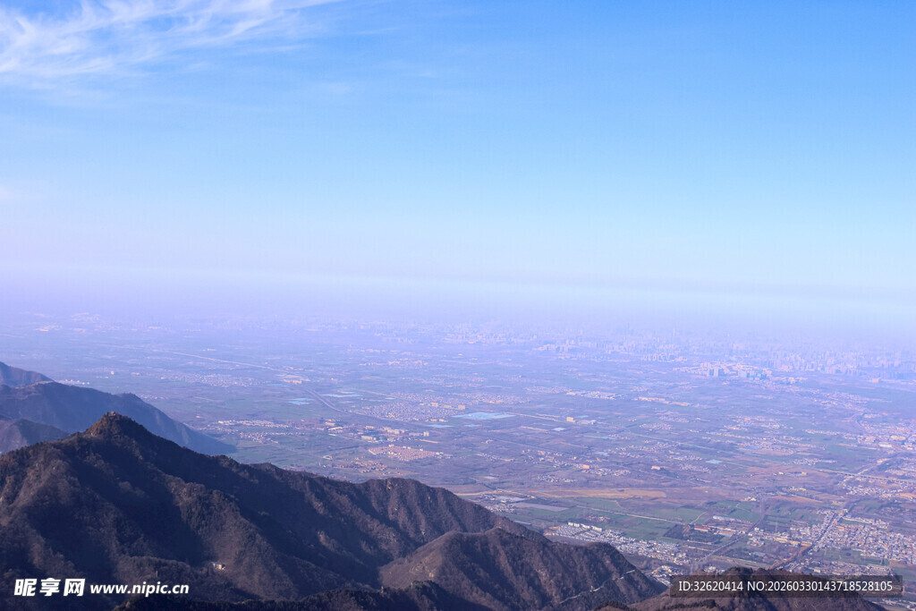 高山俯瞰下的广袤大地