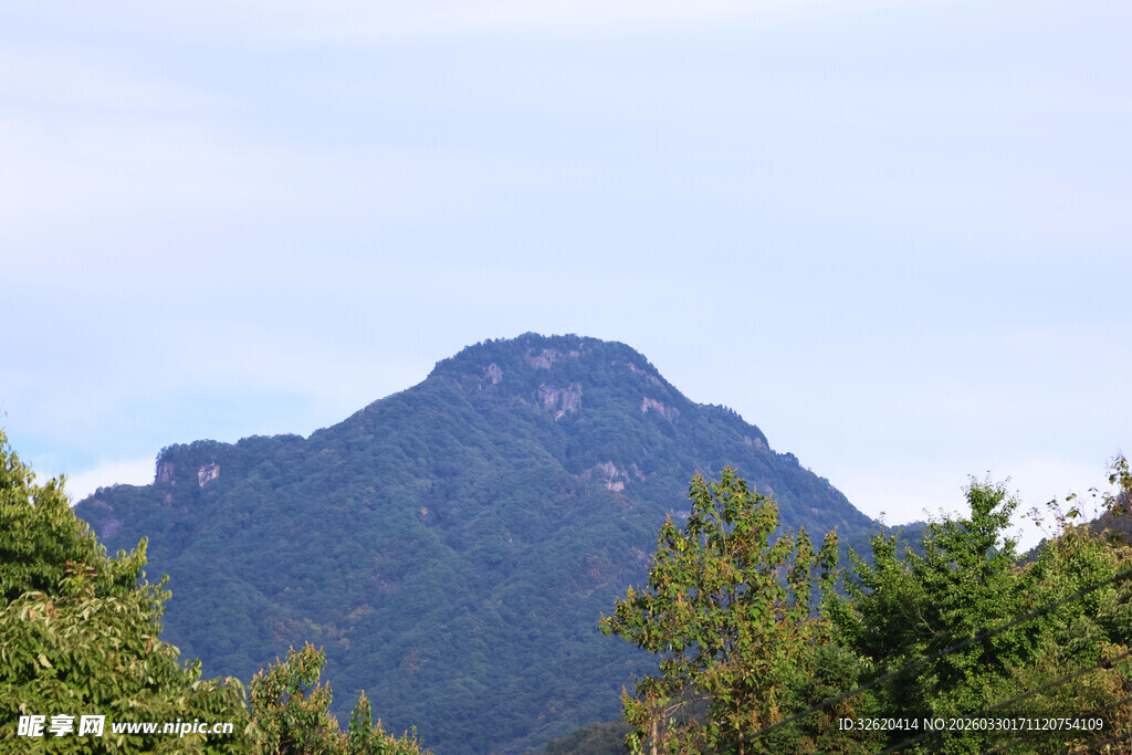 青山绿树间的巍峨山峰